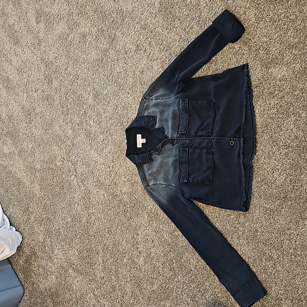 Bella Dahl ladies blue tencel denim cropped button up in size XS.